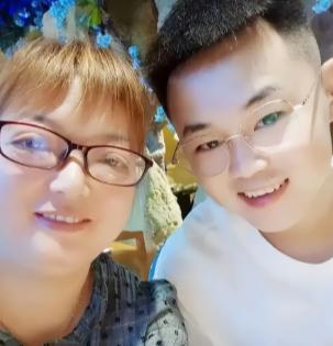 两年前，儿子因公殉职，两年后，母亲在喧闹的商场里看到了儿子的身影，。她浑身发抖地