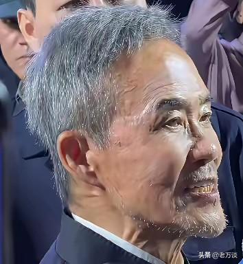 经常可以看到奔八的地产大亨王石跟着年轻人锻炼，或者是爬山等，做着很多年轻人或者中