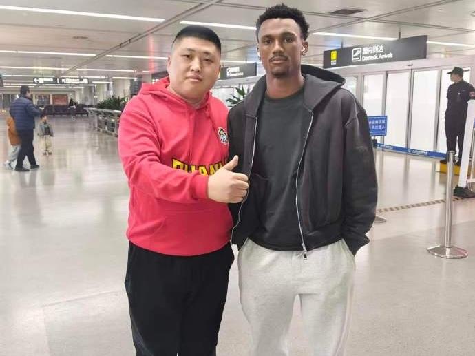 CBA最新消息：据知名媒体人山西全体育报道，山西男篮新外援泰森·沃克今晚飞抵太原