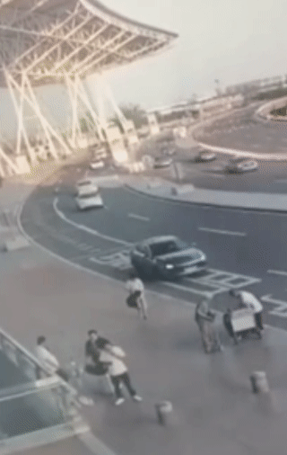 前车停得随意，后车撞得任性一个车门开得敞亮，一个行车左右摇晃旗鼓相当的对手，卧龙