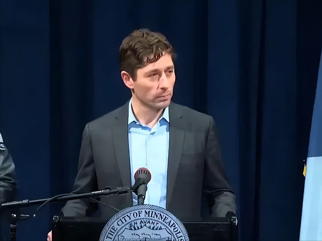 特朗普下一个入侵的不是格陵兰岛，而是美国？！

ICE7号在明尼阿波利斯市驱逐移