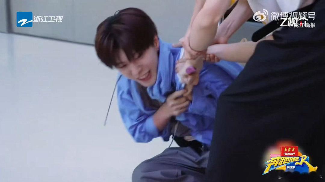 范丞丞躺地向张真源求饶奔跑吧 范丞丞为了不被撕连感情牌都打出来了，躺在地上细数往