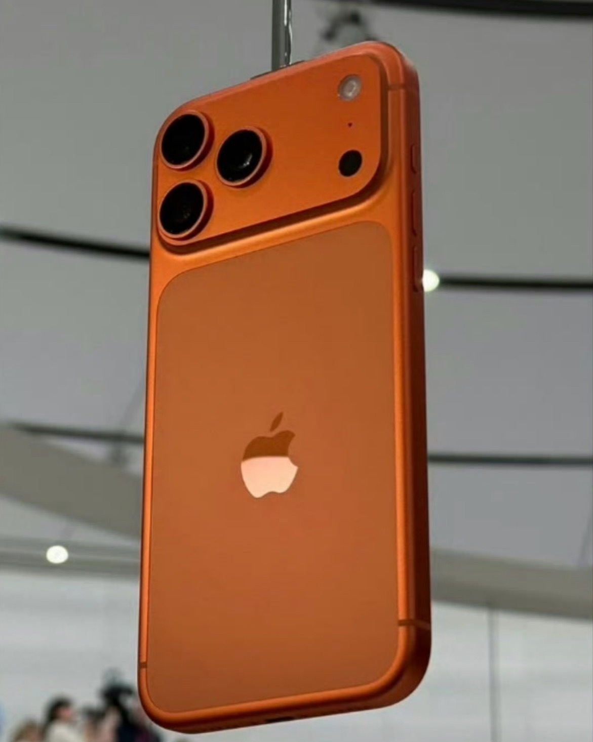 iPhone17ProMax全新升级机王一个个都说丑不买不买，结果现在橙色成了最