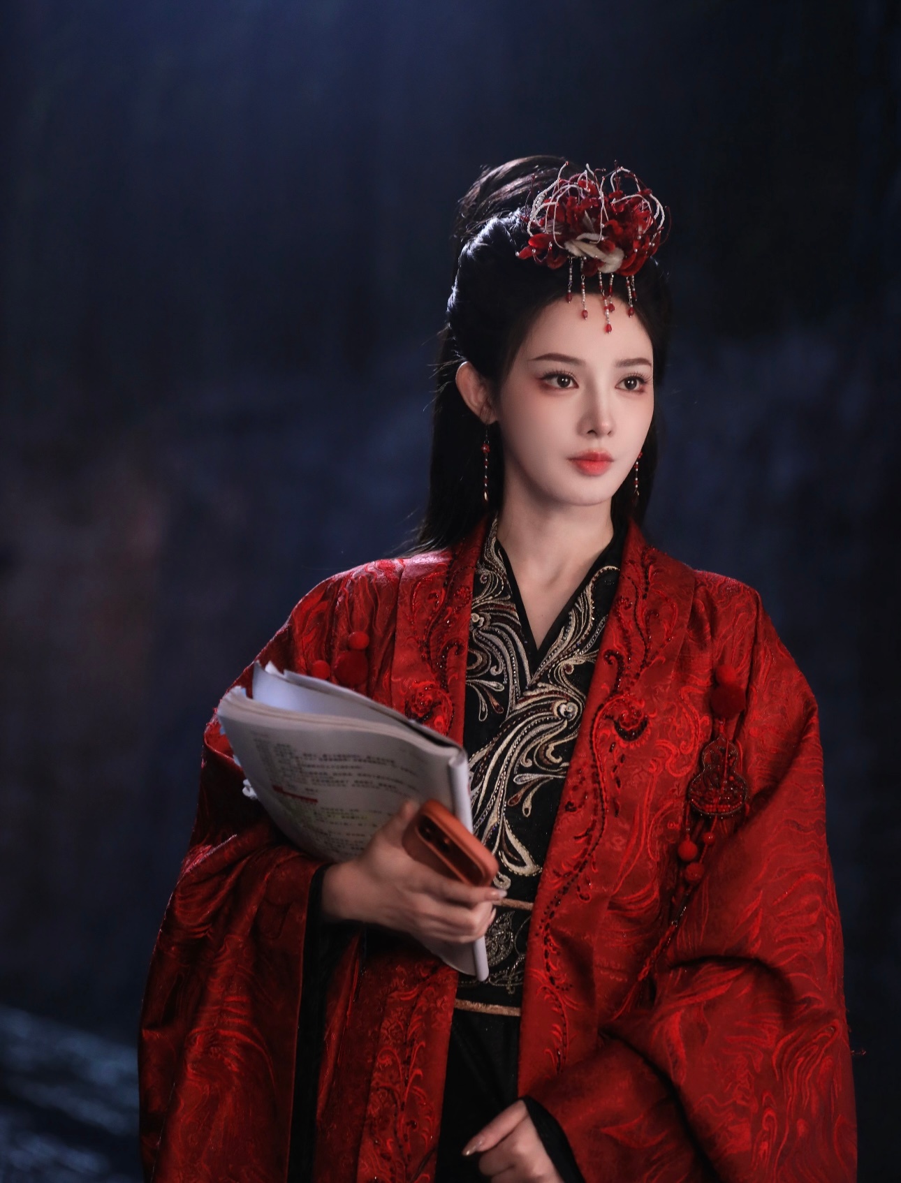 彭小苒朝无念杀青海报彭小苒《朝无念》杀青海报释出，古风氛围感扑面而来。眉眼藏故事