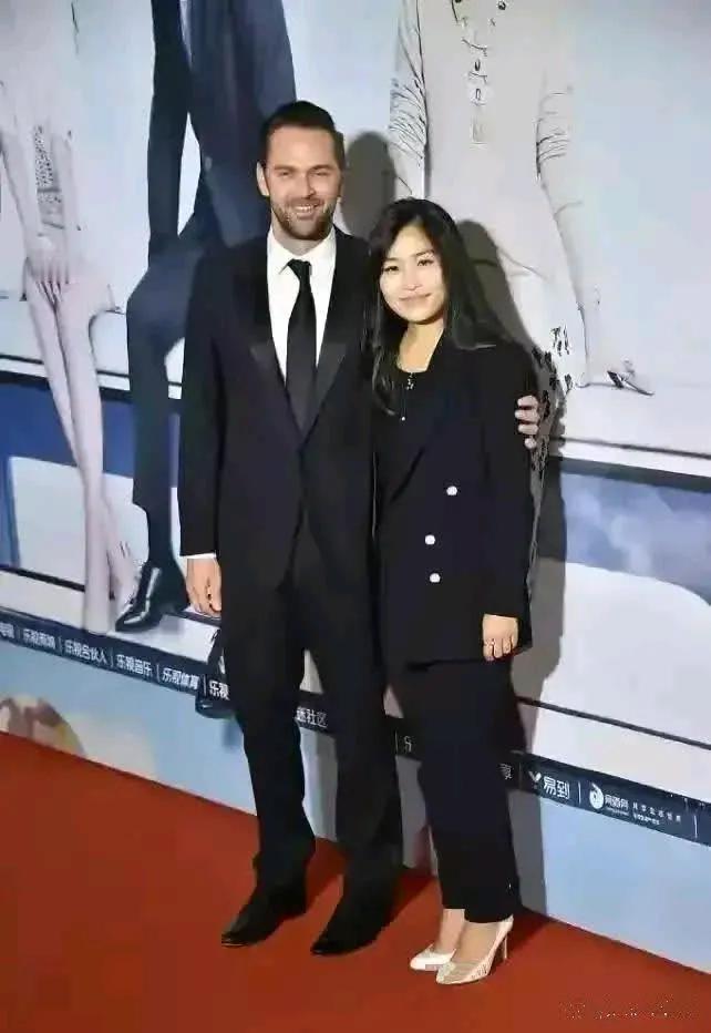 张艺谋的宝贝女儿张末，与外籍男友同框，外籍男友一脸络腮胡大叔范儿十足，身材魁梧，