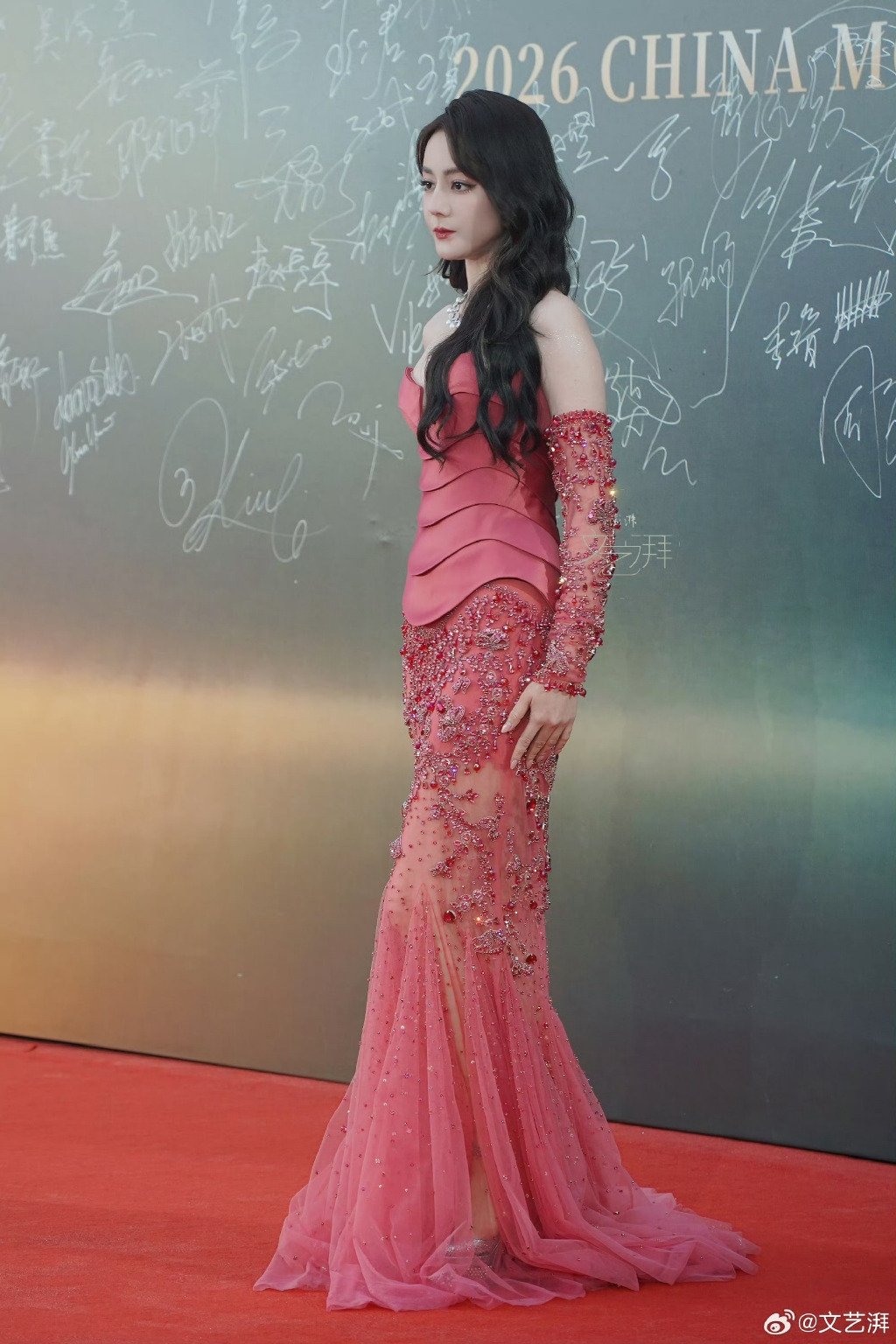 迪丽热巴身着Georges Hobeika 2026春夏高定系列红色钉珠礼服，亮