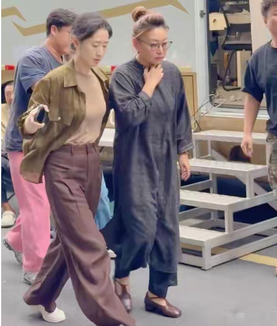 50岁刘敏涛在广东街头被偶遇，她素颜出行，不惧生图，眼角细纹真实可见，一身休闲穿