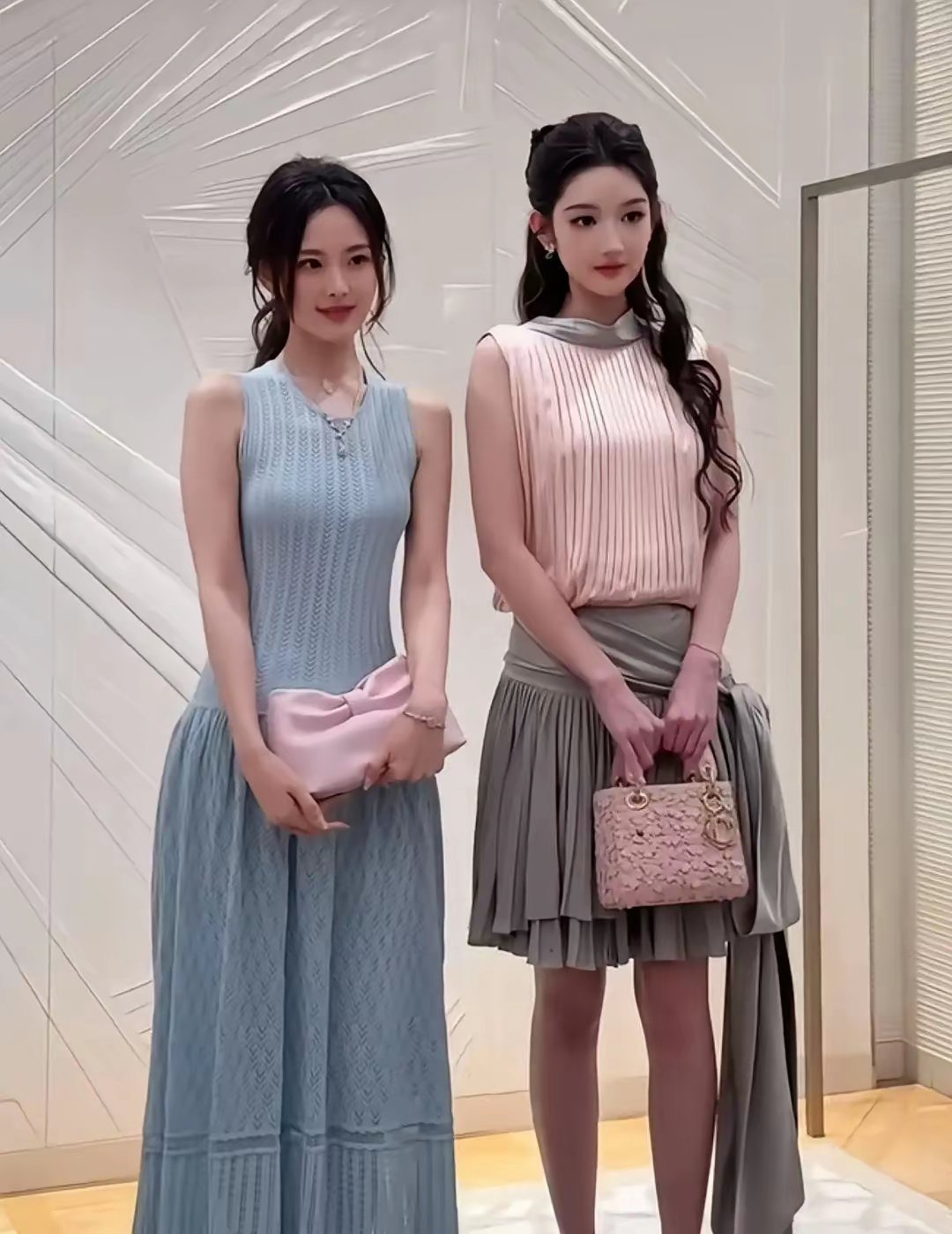 王玉雯腿好长和素人美女合照谁赢了？这位美女很美，但是王玉雯个子高也很亮眼 