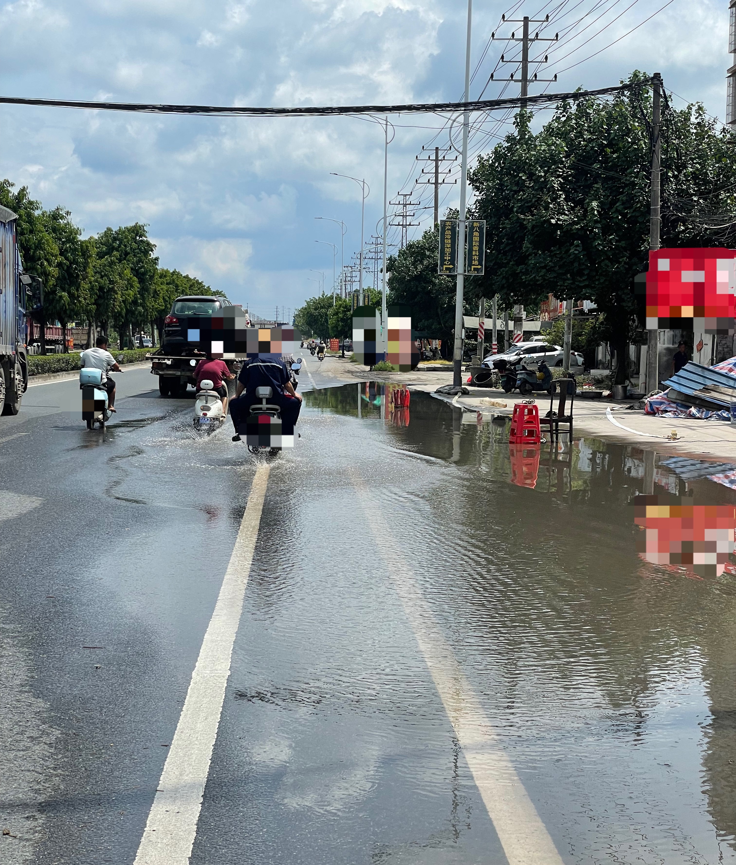 【玉林玉博大道某加油站路段路面有积水】8月22日，网友爆料称：玉林市玉博大道坡塘