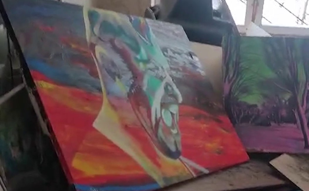 🎨🇺🇦 两年前从战火中救出的画作，终于回到了主人手中。乌克兰国家边防局分享