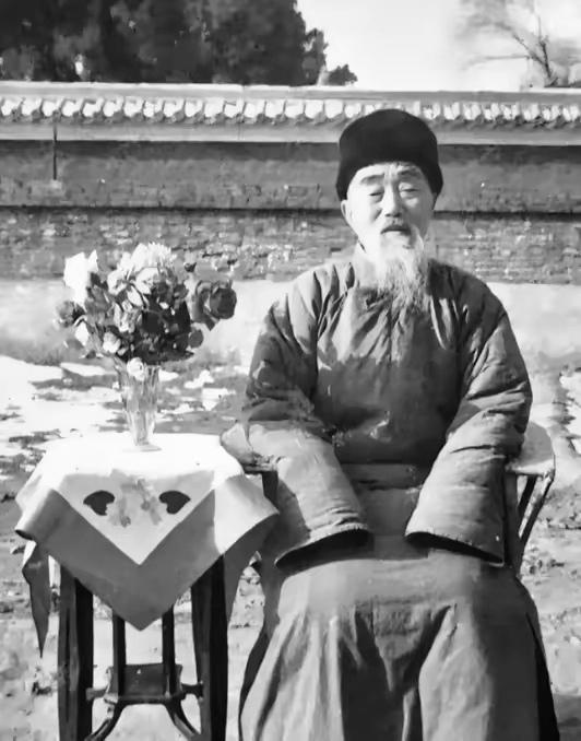 1957年，蜡烛一样的阳光，晒向101的老父亲林明卿，这是他坐在家门口晒太阳时，