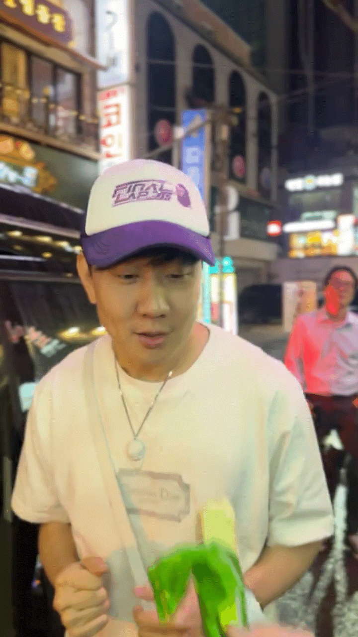 林俊杰  🌀 林俊杰jj20世界巡回演唱会 哪里来的小朋友，忍不住偷吃一口哈哈