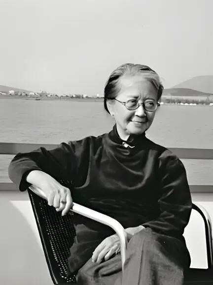 一生从不讲究养生却活到百岁高龄，她不爱体检也常喝隔夜茶，九旬患癌更断然拒绝化疗，