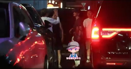 周迅陈可辛深夜聚餐 深夜的街头，周迅休闲装扮，与陈可辛导演聚餐后一同走出饭店，边