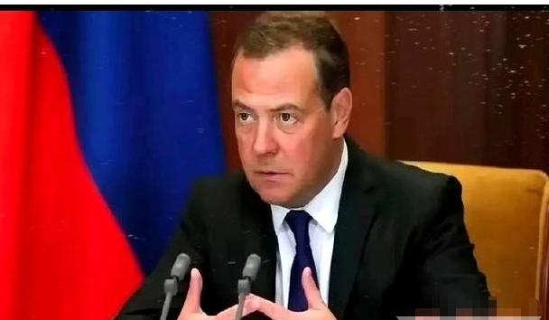 细思极恐！梅德韦杰夫突然放出狠言，全世界没有任何一支军队能挡住大规模无人机群，俄