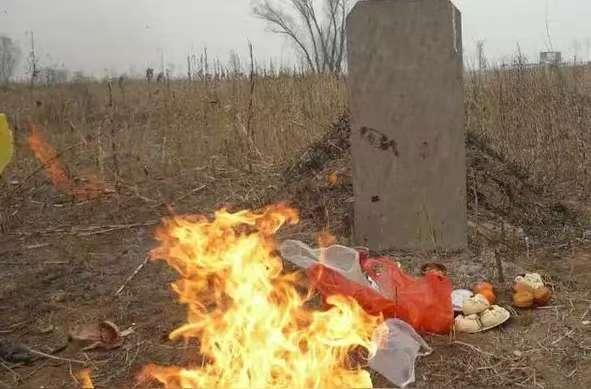 塞鸿秋·清明思亲
清明又近纸钱绕，
寸心遥寄天堂悼。
烧的尽是思亲调，
愧憾不舍