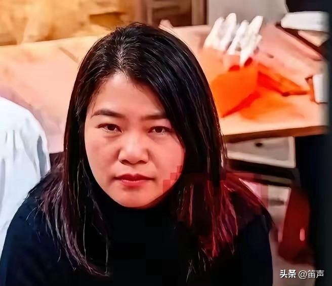 相由心生果然没错
泼汤的女子，眼神邪恶，眉头带剑，一脸横肉，皮笑肉不笑，这种面相