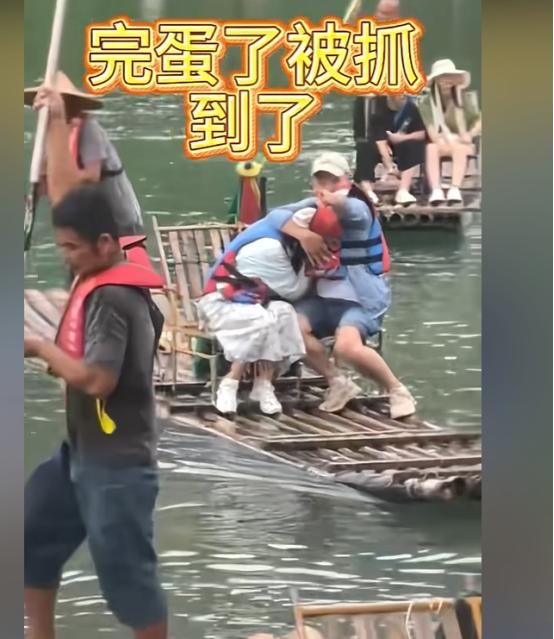 “有猫腻？”一对男女在景区里玩漂流，临近岸边的时候，男子发现岸上有人在拍视频，立