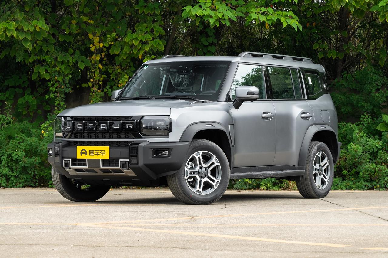 在二手泛越野SUV市场，捷途旅行者凭借硬派颜值和高性价比备受关注。它既适合城市通