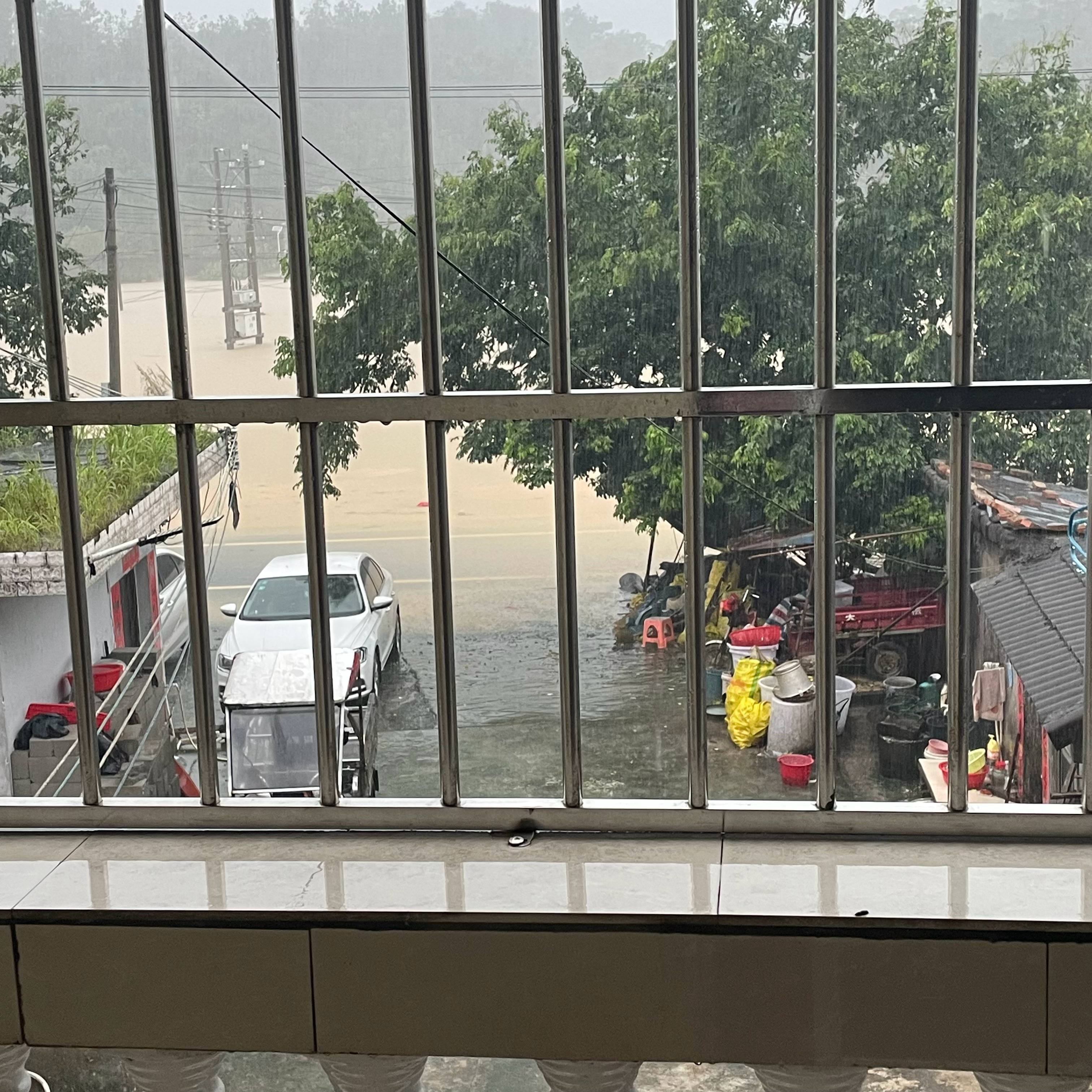 我现在有点懵  广西你快停雨吧