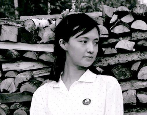 1979年，知青马爱茹为返城，狠心与丈夫离婚，抛下6岁女儿，一人回了天津。哪知，