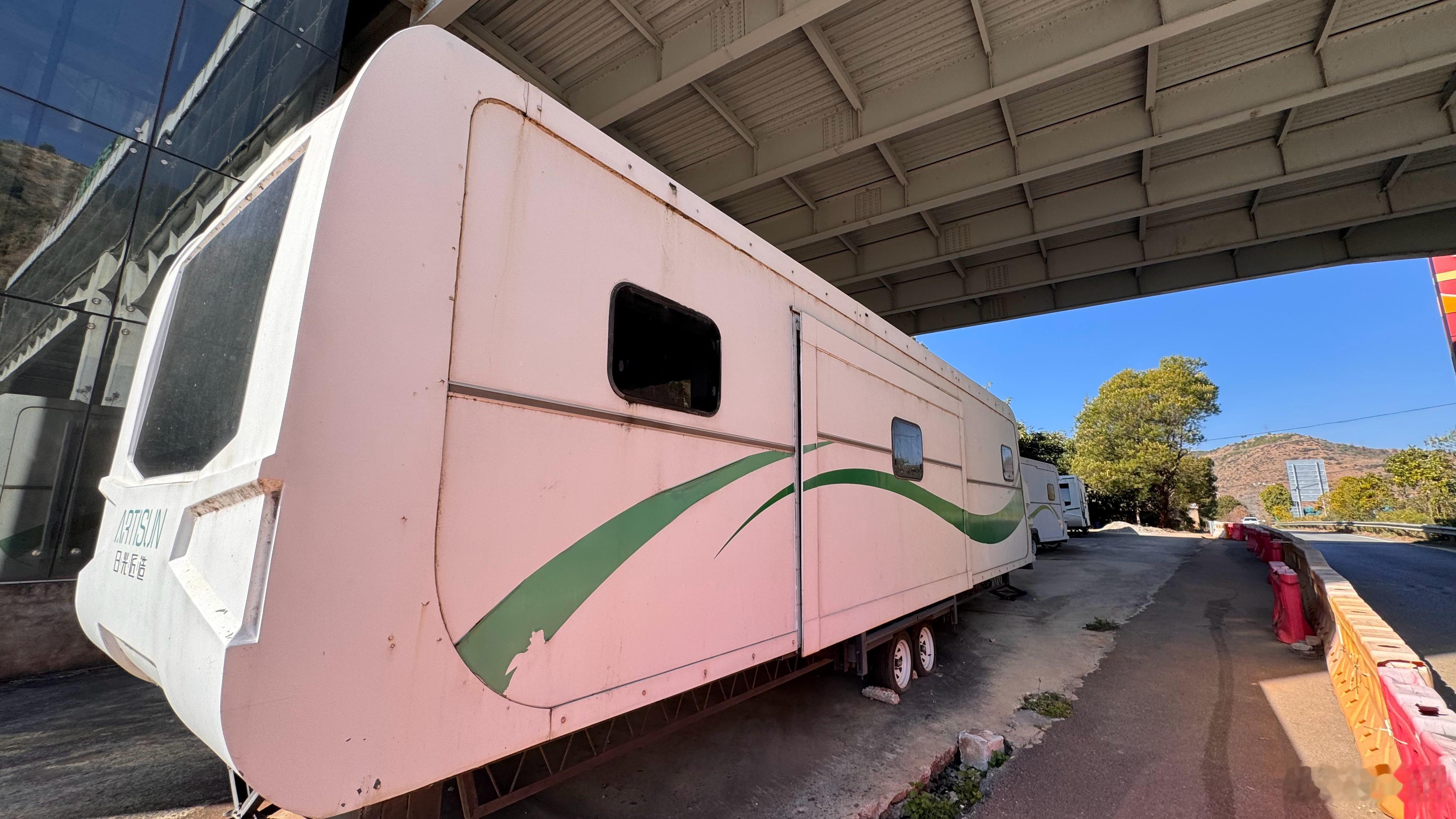 怎么一个高速服务区会有如此大量的拖挂房车扎堆出现难道是想做高速房车酒店？ 大理·