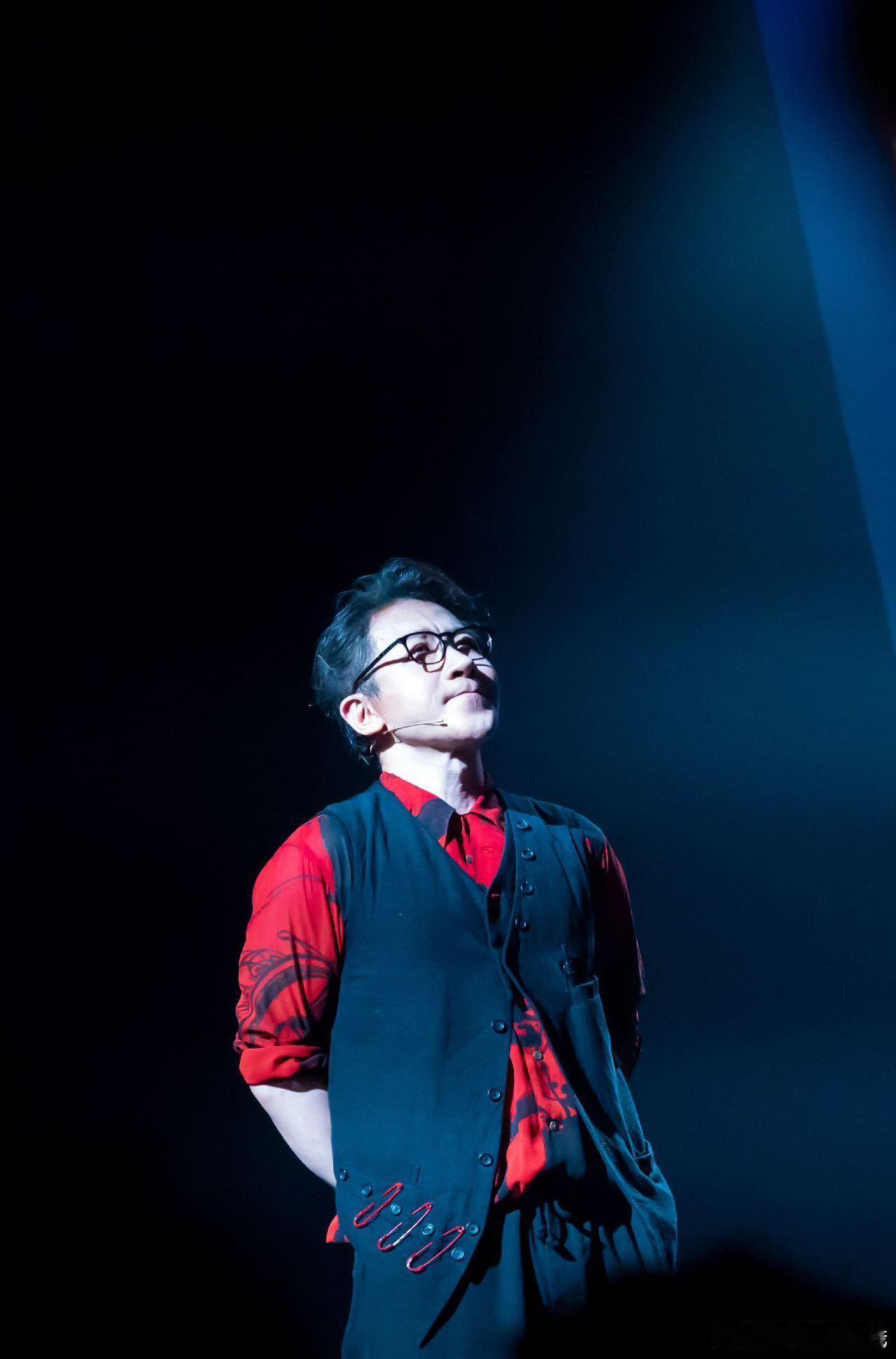 刘谦余承东变魔术刘谦现场变魔术 这场魔术表演如同一座桥梁，连接了看似相距甚远的两