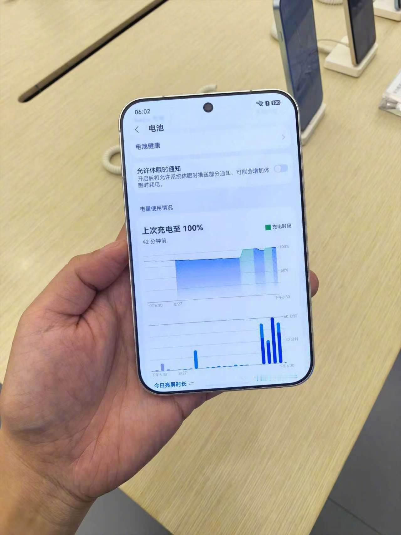 阔直板到底能有多阔拿着手上也没有想象中那种大电池手机的厚重感，而且它的握感其实很