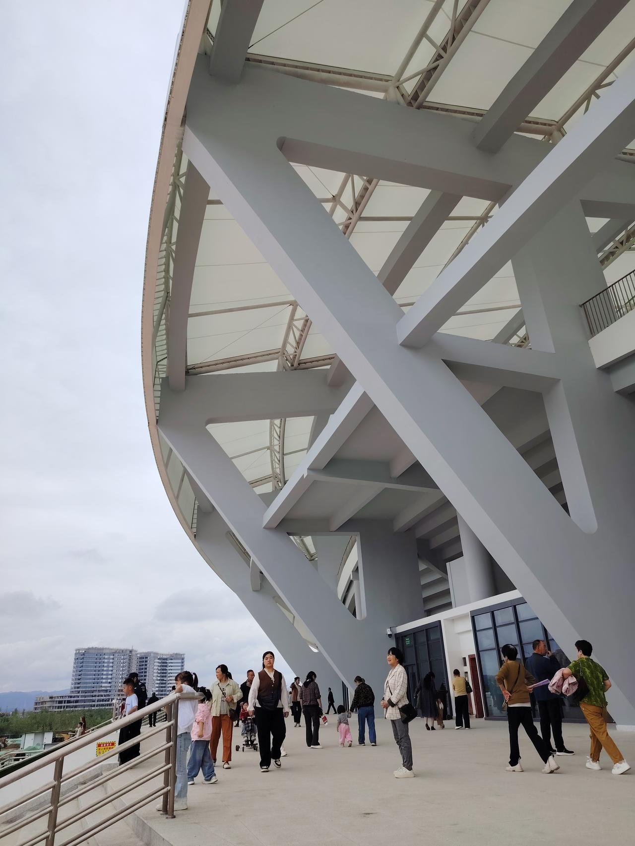 建设历时四年多的城固县城西体育运动中心接近尾声，这个国庆假期将迎来首场国际篮球?