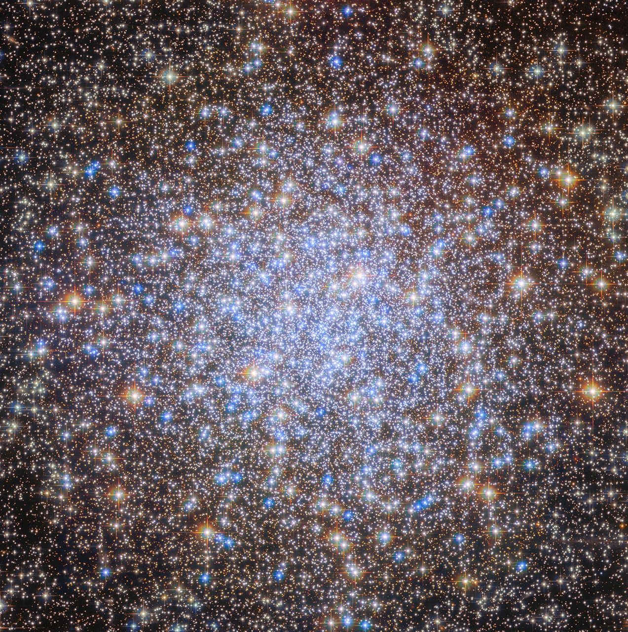 今天，NASA哈勃空间望远镜带来的主角，是银河系中一位古老的“居民”。画面中的璀