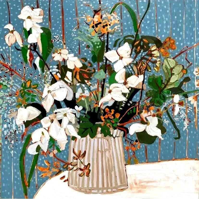 画家凯特·穆林的竖纹、陶罐与鲜花，克制又素雅！

彩油铺素壁，繁蕊自舒张。
错落