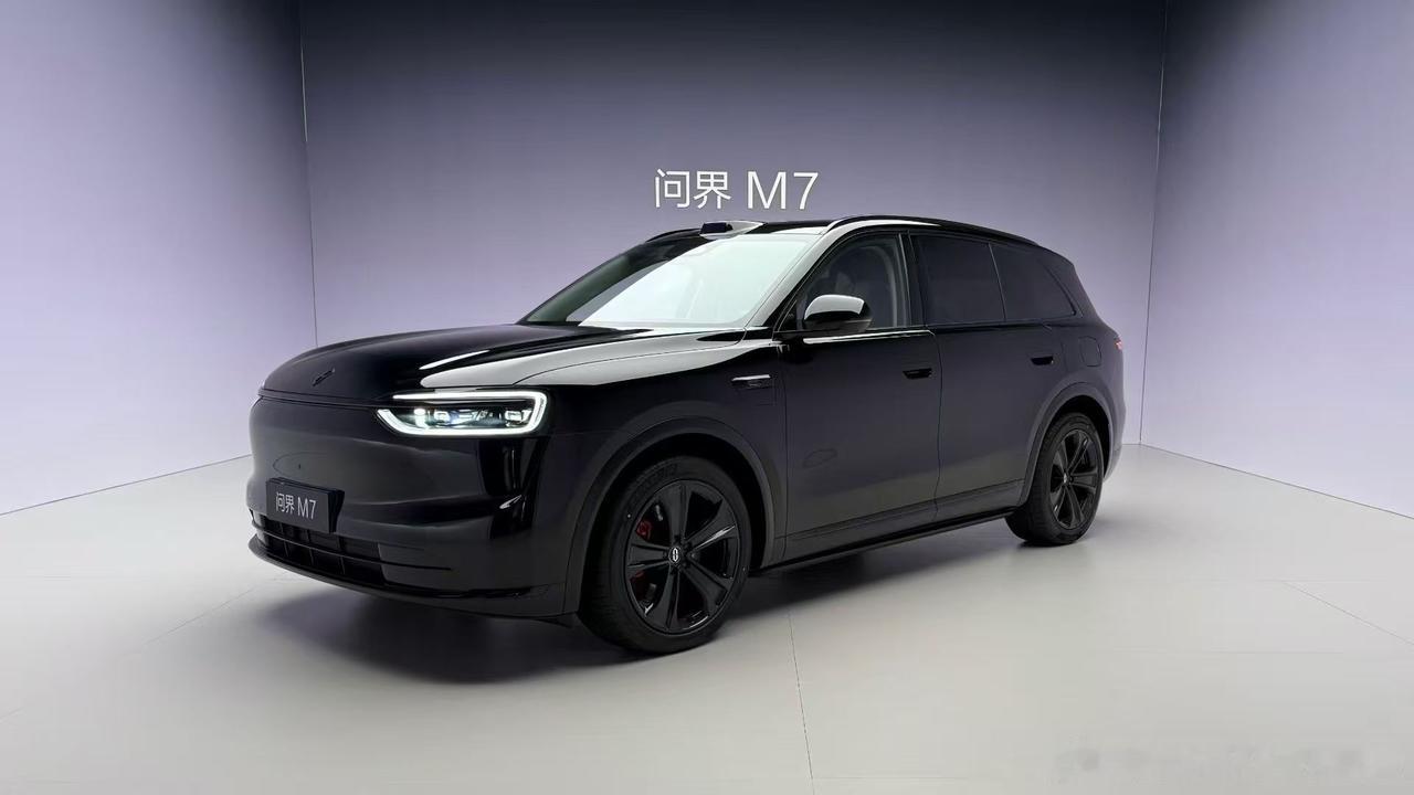 问界M7实拍图，感觉比M8更年轻更时尚了，这个黑武士是真的帅！！前脸的设计语言也