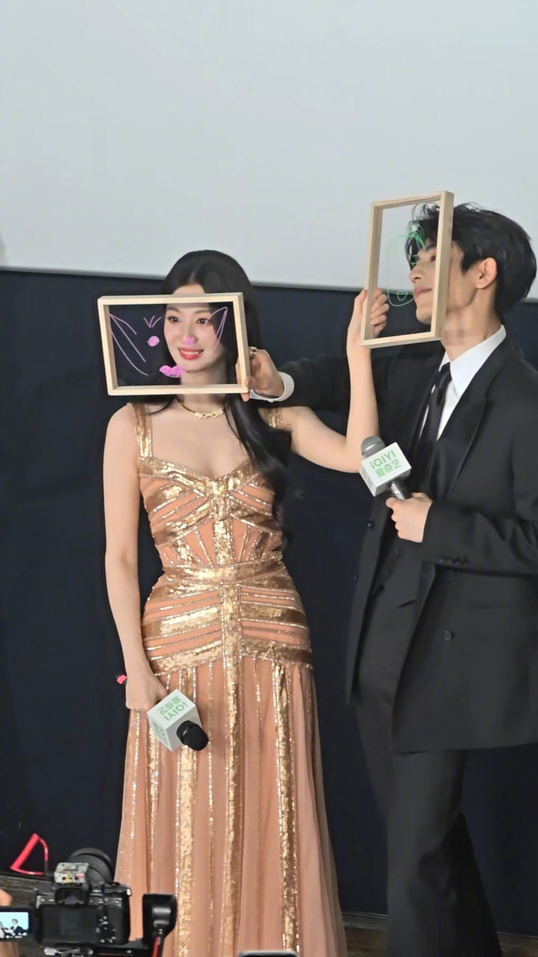 请看甜美小素和臭屁小峄这一秒过火桃厂放映厅一起来桃嗑桃嗑这一秒