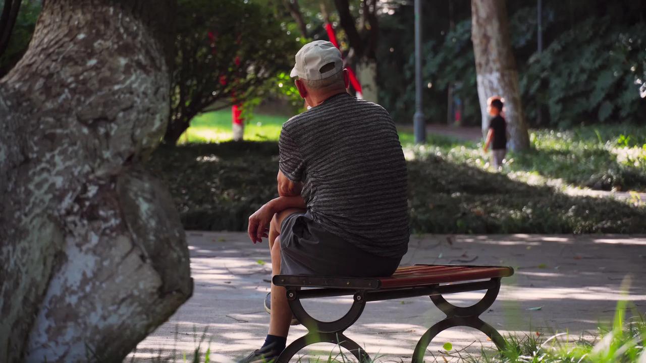 ◆余生的价格

作者: 黄永强

黄昏将影子折价出售
行人的，树的，鸽子的
都卖