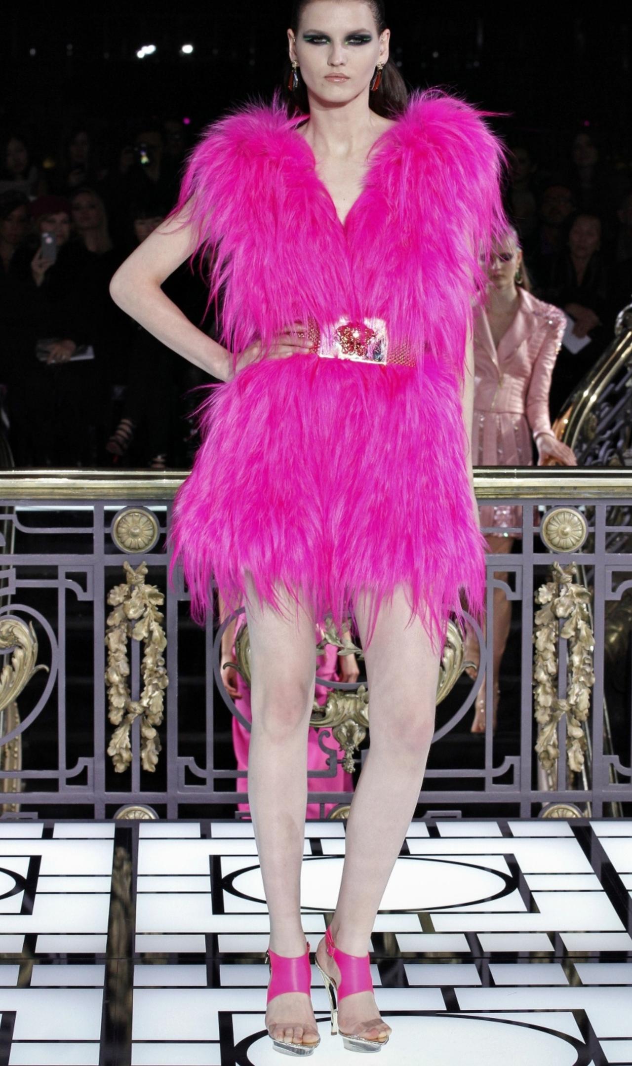 Versace 2013春夏高定系列，将面料推向了炼金术般的境界。欧根纱经激光切