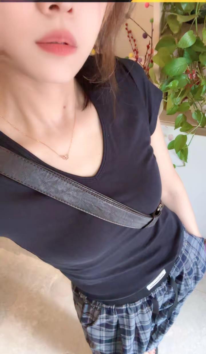最近又流行穿格子裤了嘛，前几年的款必须拿出来晒一下……加上英子家的T，颜色还挺搭