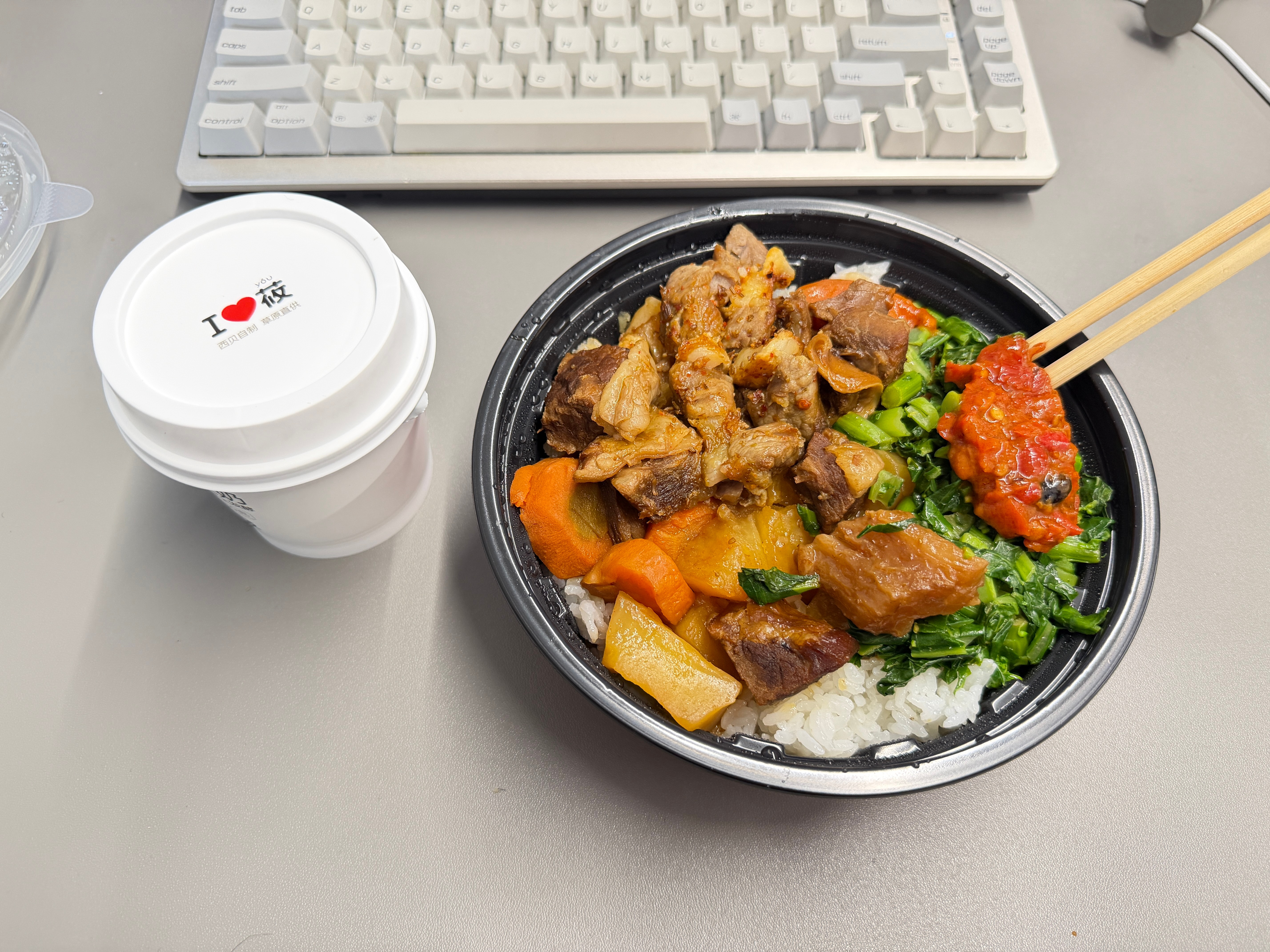 最近点的最多的外卖，推荐给大家！西贝的胡萝卜牛肉焖饭 + 两个羊肉串 + 一盒酸