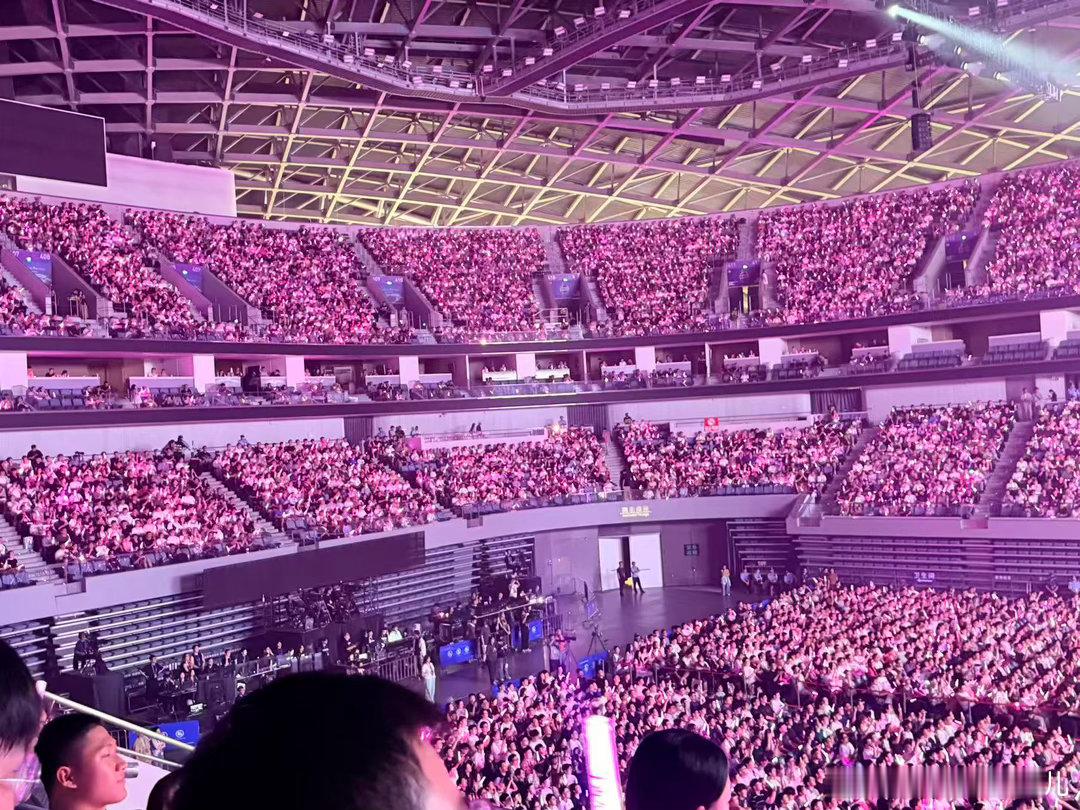 黄霄雲杭州演唱会满场涌动的人群就是最好的人气答卷，一路踏实唱歌稳步前行，黄霄雲用