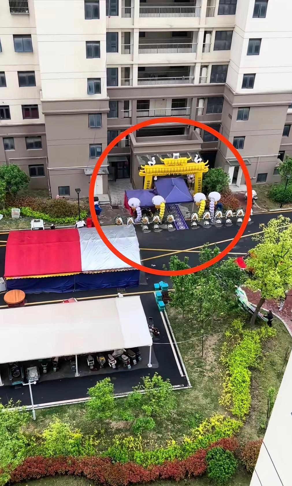 搭设的灵堂把整栋楼的出入口直接征用了！
小区办丧事堵单元门、全天吹打锣，湖南祁东