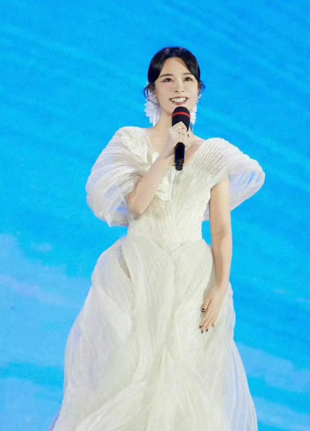 李莎旻子回应跨界唱歌质疑李莎旻子的回应令人动容，十年如一日坚持音乐创作，收获的认