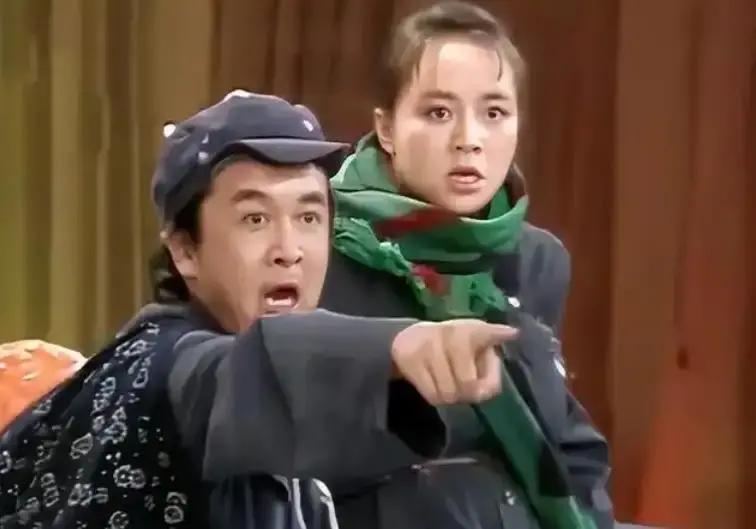 你以为他消失了？错了，他换了种方式“登场”。
 
最近一次露面，需要助理搀扶。但