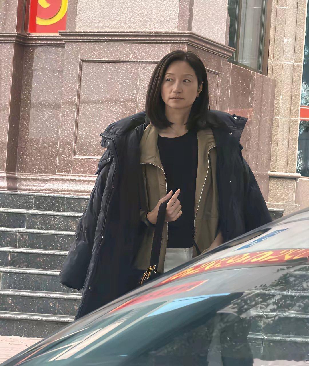 朱亚文老婆沈佳妮在甘肃街头被偶遇，43岁的她看起来状态很一般，脸部皮肤太差了，肤
