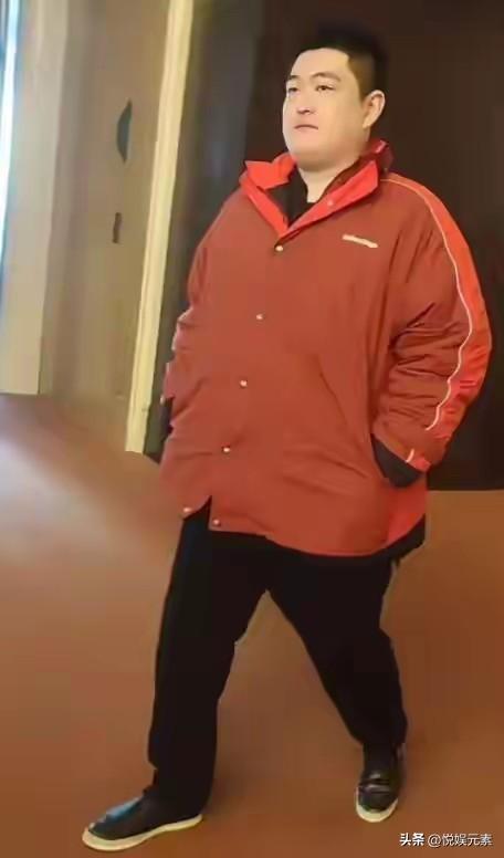 据说赵大牛的这件羽绒服要12万，
够普通人买一台车了，
投胎真的是一门技术活，