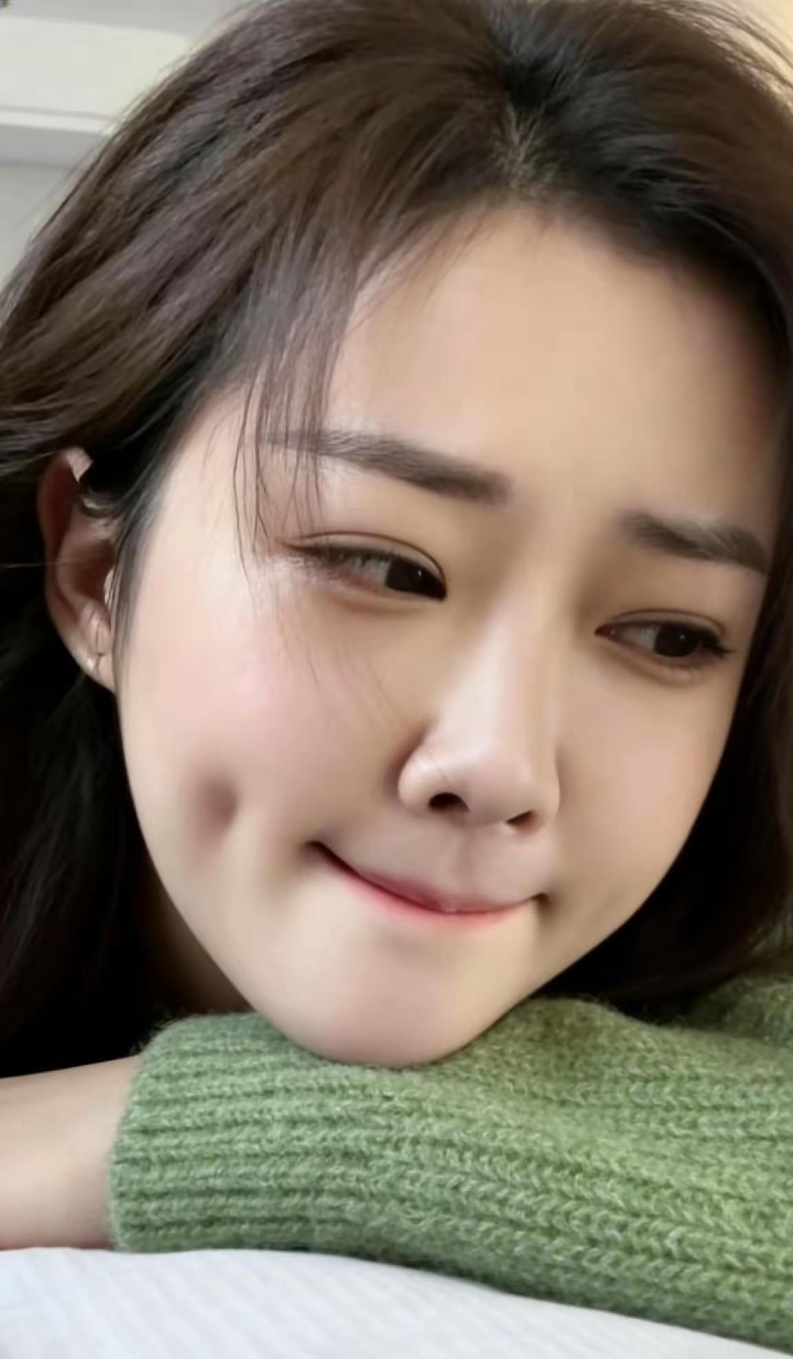 今天全然不想动笔。
坐在手机前，茫然发呆。
想追热点，又怕招来骂声。
想写日常，