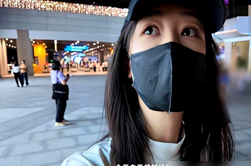 演员最大的底气，原来是敢在镜头前“不漂亮”。

35℃高温，杨紫一张路透照，妆花