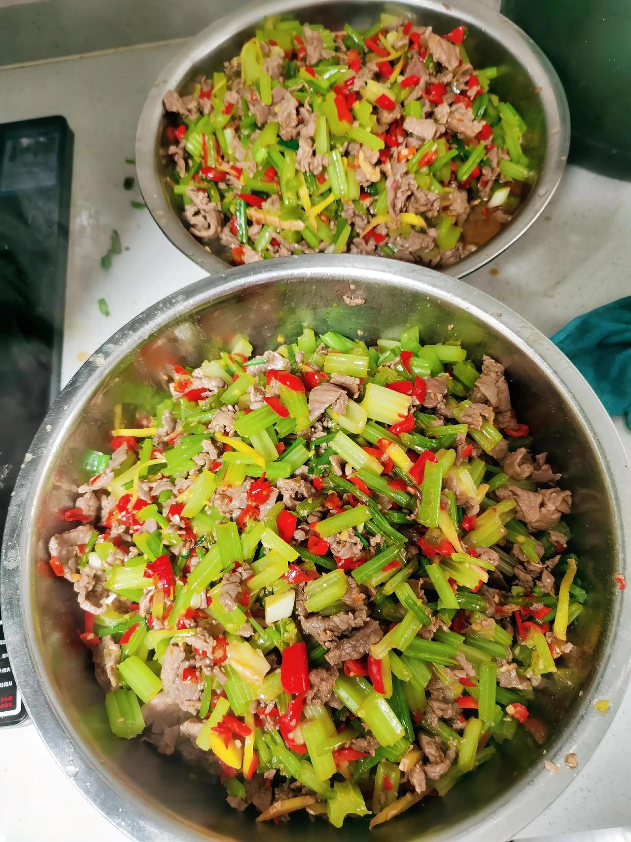 公司食堂家常菜谱：
芹菜炒牛肉
猪肉炒豆角
素炒波菜。

年岁渐长，不再急着向谁