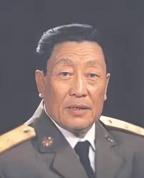 他年少不惧艰险奔赴军营投身抗日洪流，立志保家卫国，他半生扎根西北边疆驻守边关，倾