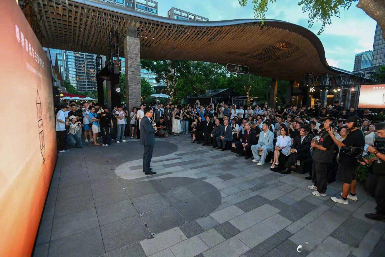 余承东上海交付新车尊界可以吸引各行各业高净值人群奔赴现场，这种松弛自在的活动氛围