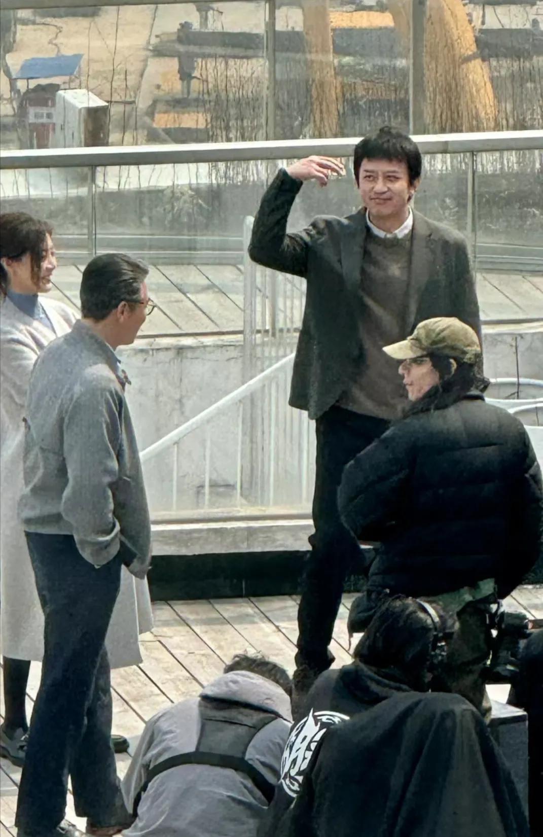 上海偶遇邓超拍戏，邓超只要不当导演，真的是好演员，好好拍戏赚钱吧别乱投资了[笑哭