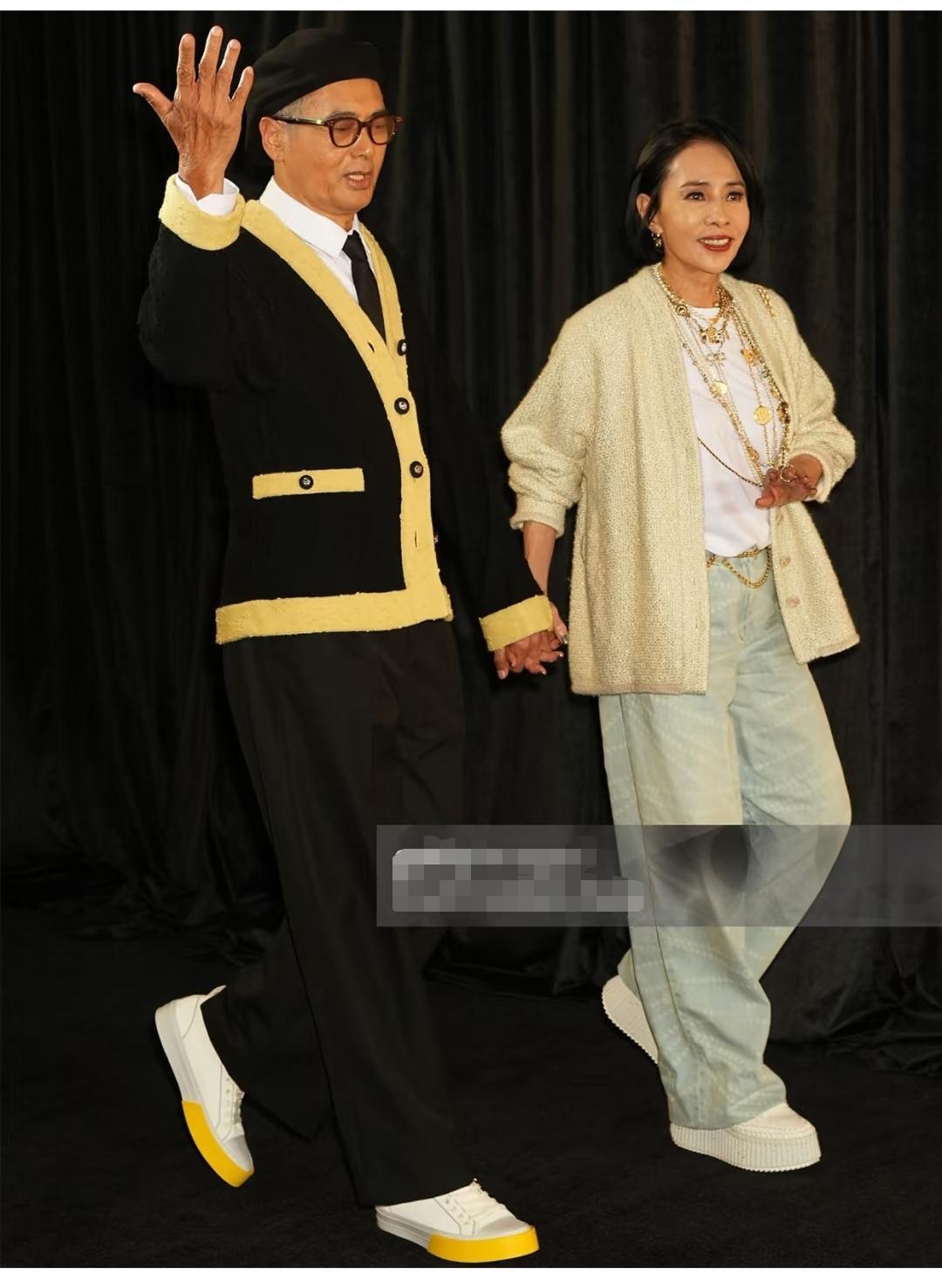 发哥发嫂，穿着开衫毛衫，看着好年轻啊！